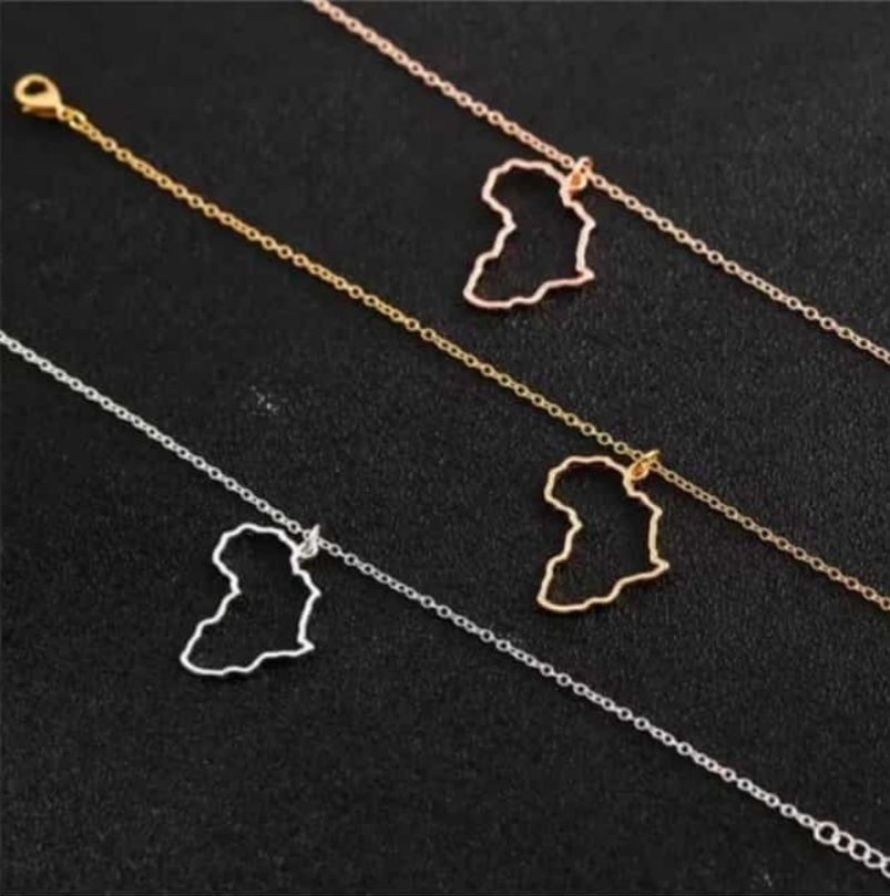 Perfectly placed necklace ( Silver)